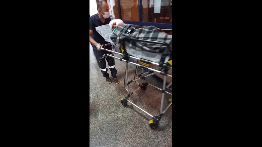Menino sendo socorrido após ser baleado (Imagem: TV Globo)