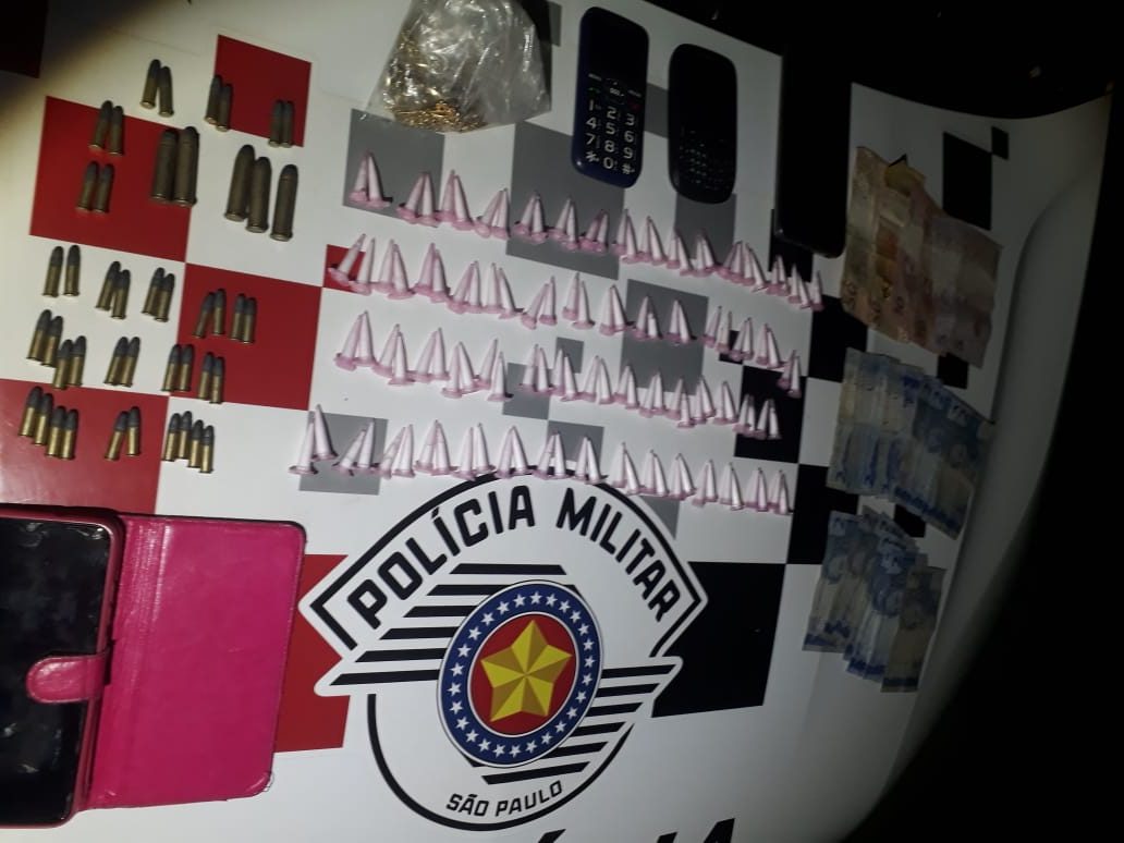 Pinos de cocaína e munições que embasaram o auto de prisão em flagrante
