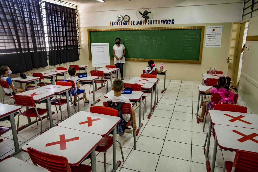 Sala de aula em Araçatuba preparada para o retorno das aulas presenciais em SP