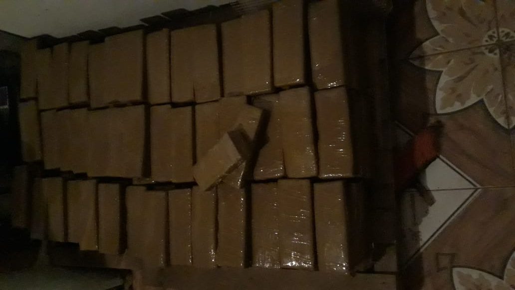 Tabletes de maconha encontrados em casa no bairro de Engenheiro Taveira, zona rural de Araçatuba