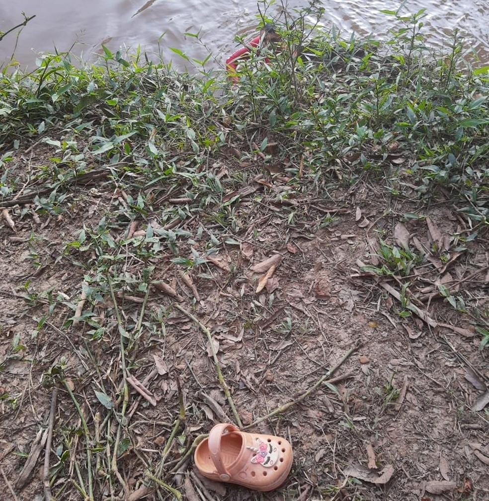 Sapatinho da criança que teria sido jogada em rio pelo pai em MG é encontrado na beira de rio — Foto: Corpo de Bombeiros
