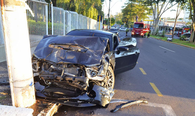 O empresário dirigia um Mustang pela Avenida Brasília, quando atingiu outro carro que cruzava a via (Foto: Folha da Região)