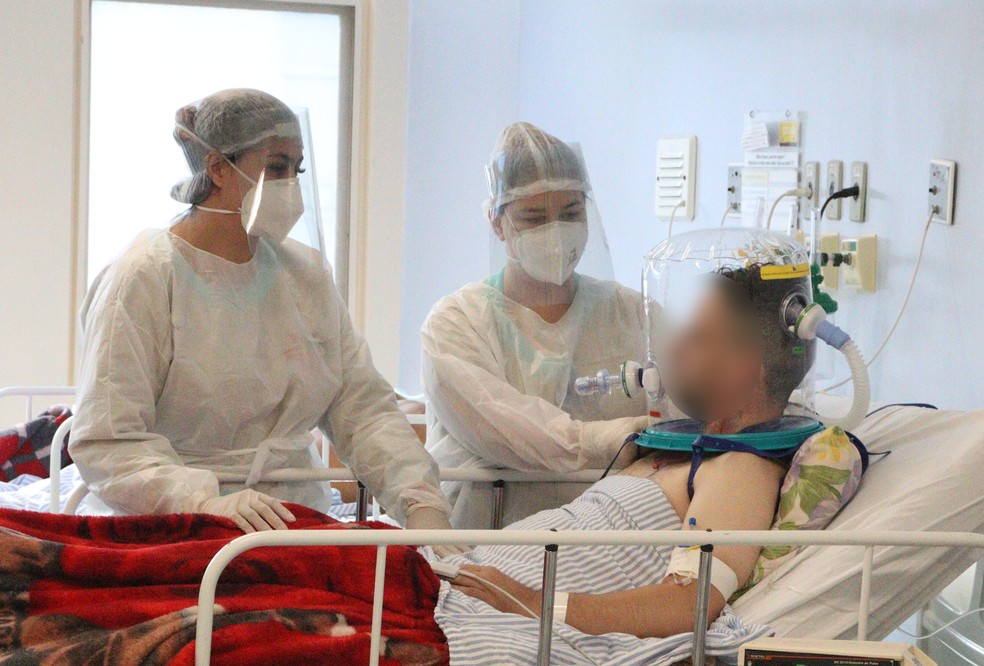 Capacetes de respiração são utilizados para tratamento de pacientes com Covid-19 no HR em Presidente Prudente — Foto: AI/HRPP