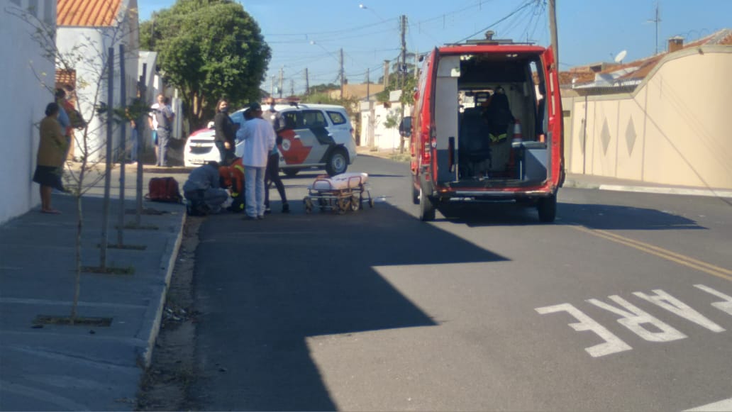 Motociclista foi socorrido pela equipe de resgate do Corpo de Bombeiros (Foto: Silvio Romeiro/ Araçatuba Acontece)