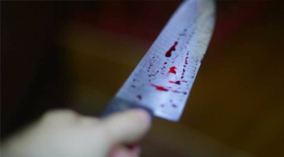 Imagem ilustrativa de faca com mancha de sangue