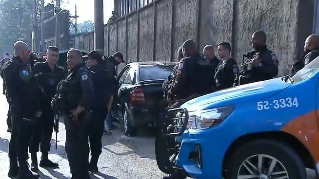 Policial militar é encontrado morto dentro de carro no Rio