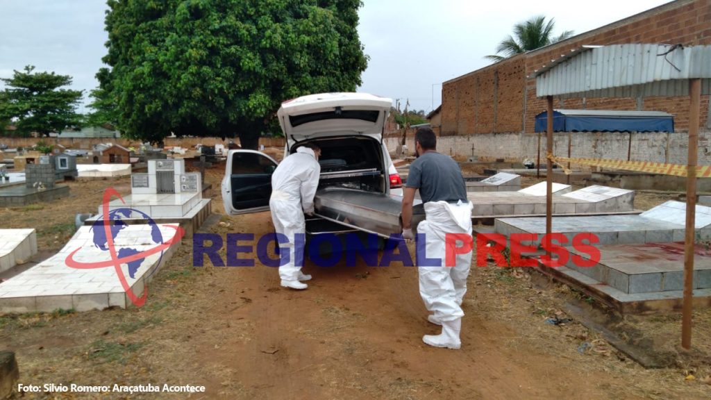 Funcionários de funerária retiram corpo do homem morto a tiros no Cemitério Recanto de Paz, em Araçatuba