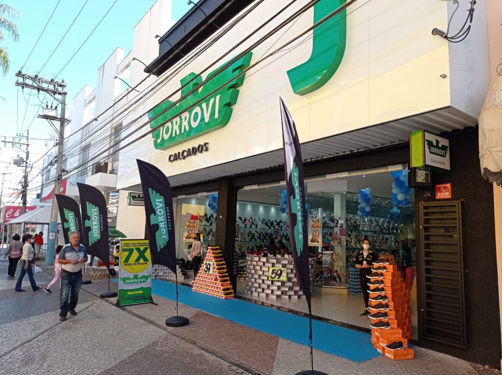 Dia dos Pais: A Jorrovi, que comercializava sapatos e acessórios, oferece promoções para atrair o consumidor em Araçatuba