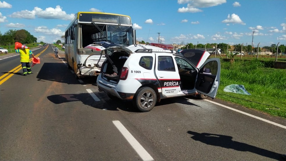 Policial científica morreu em batida entre viatura e ônibus em Martinópolis (SP) — Foto: Corpo de Bombeiros