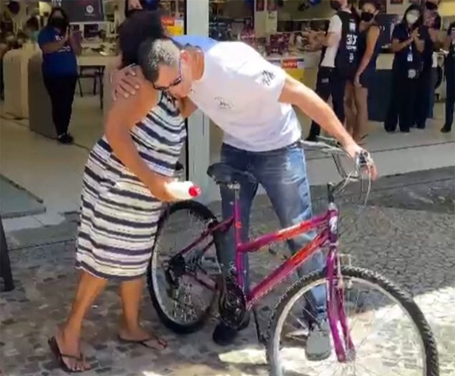 Após furto, figura popular do calçadão ganha nova bicicleta do Projeto Minha Bike