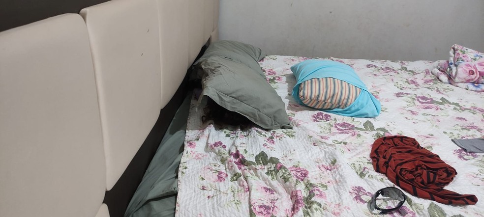 Criança foi encontrada tempo depois domingo embaixo dos travesseiros dos pais — Foto: Corpo de Bombeiros