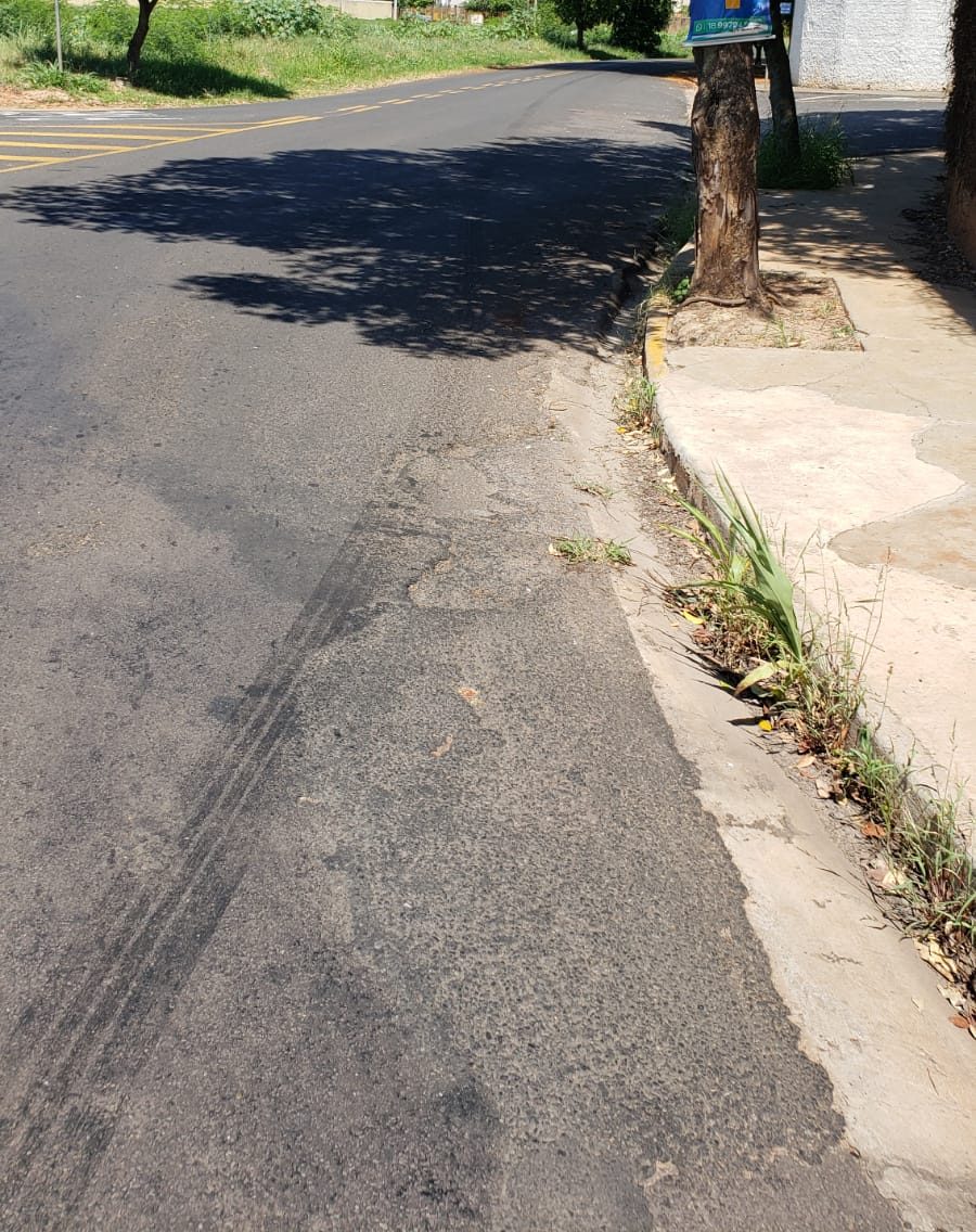 Marca deixada pelo Mustang no asfalto
