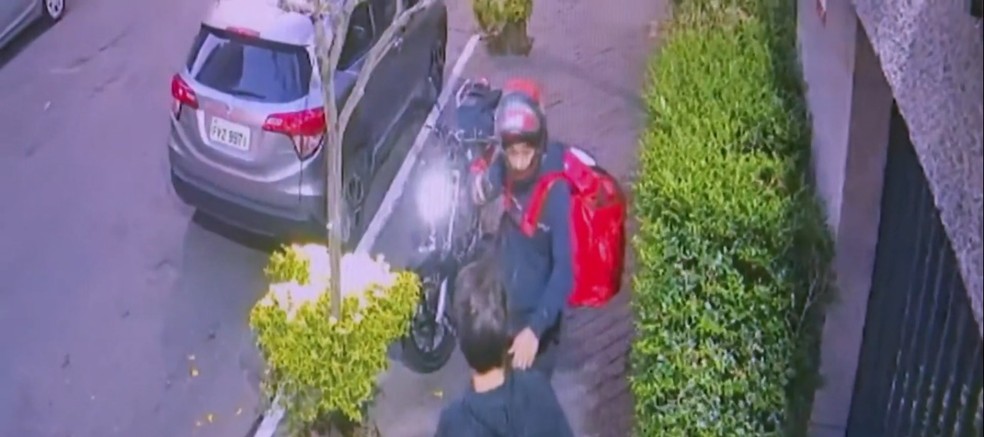 O ladrão sempre chegava em uma moto e carregava um baú nas costas, como os usados por entregadores de comida. — Foto: Reprodução/ Tv Globo