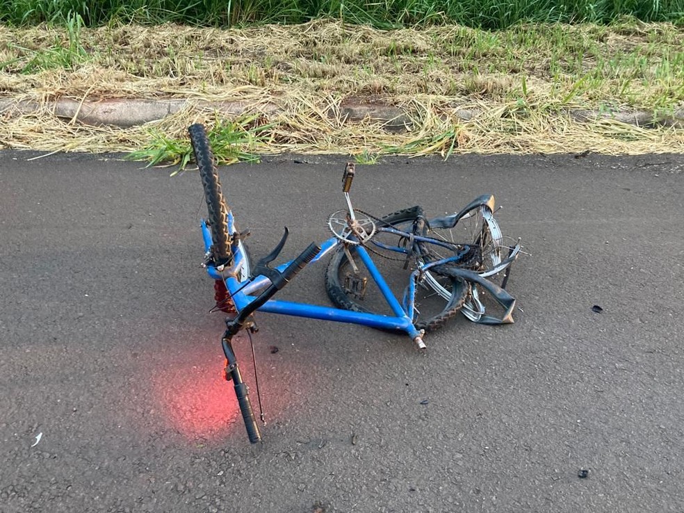 Ciclista foi atropelado por caminhonete em rodovia entre Catanduva e Itajobi (SP) — Foto: Polícia Militar Rodoviária/Divulgação
