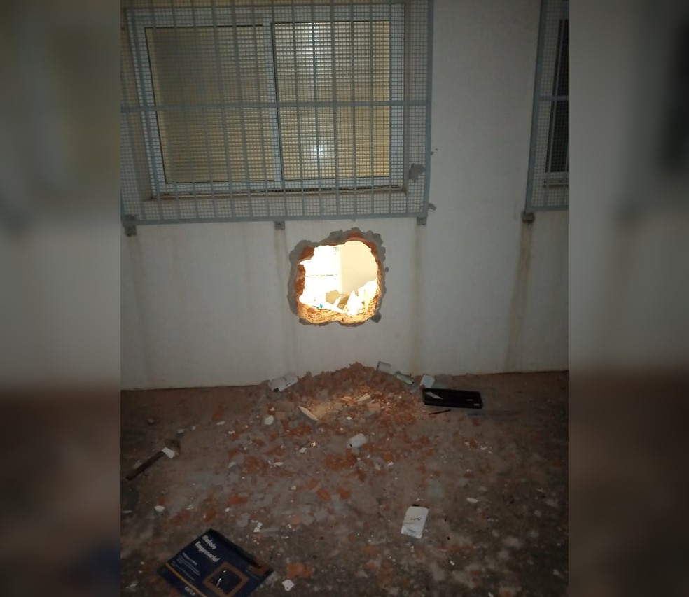 Suspeitos fizeram buraco em parede e invadiram agência bancária de José Bonifácio (SP) — Foto: Polícia Militar/Divulgação