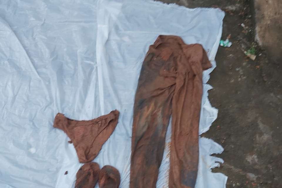 Polícia recuperou a roupa da mulher suja de terra (Polícia Civil MG)