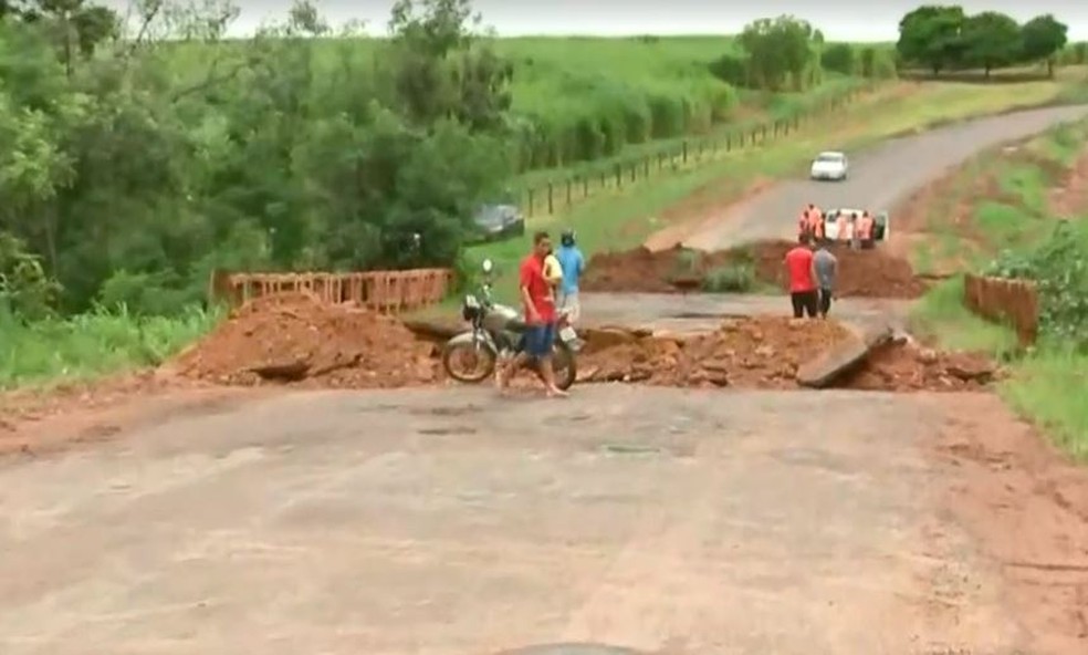 Ponte cedeu em estrada vicinal de Luiziânia (SP) — Foto: Reprodução/TV TEM