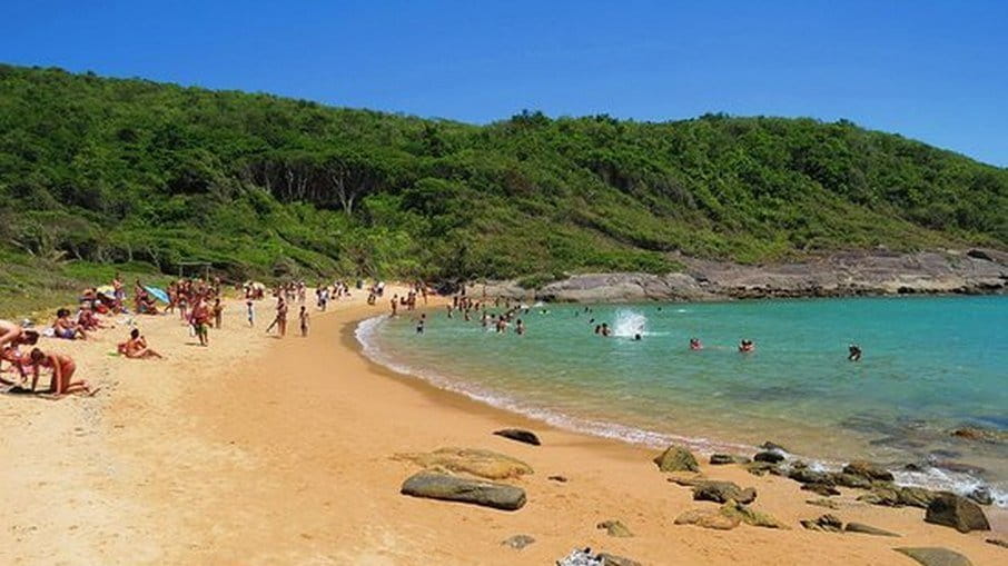 Praia do Ermitão, em Guarapari (ES) - Reprodução