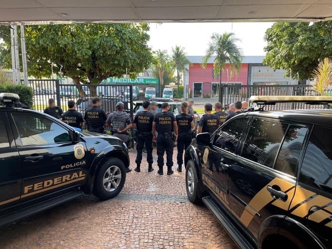 Policiais federais reunidos na frente da delegacia, em Araçatuba (SP), durante a operação desta quarta-feira