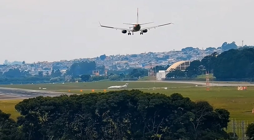 Avião arremeteu momentos antes de pousar no aeroporto (Reprodução/Canal SBGR LIVE)