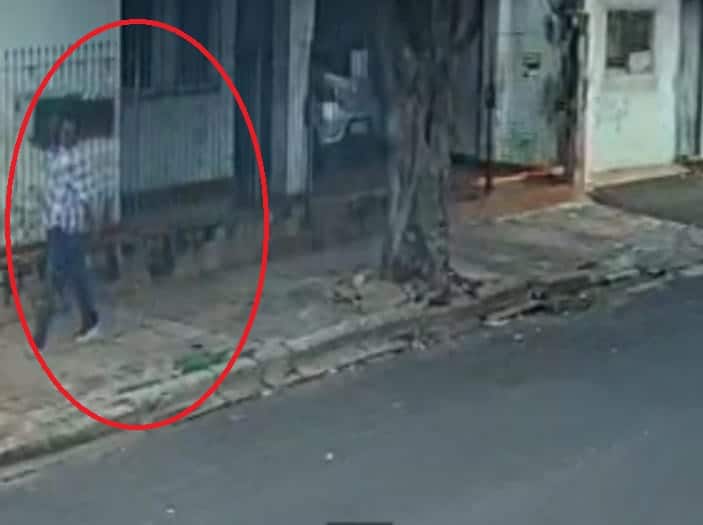 Indiciado foi filmado levando o bebedouro nas costas  no bairro São João, em Araçatuba (SP)