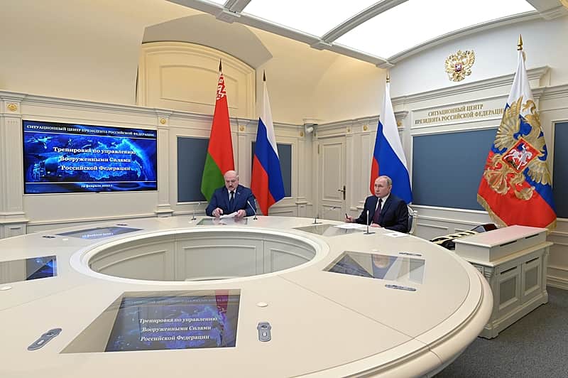 Putin e Alexander Lukashenko observam exercício militar