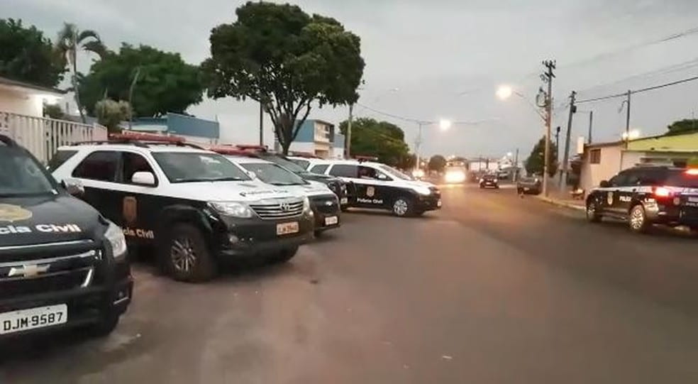 Policiais civis fazem operação de combate ao tráfico de drogas — Foto: Polícia Civil/Divulgação