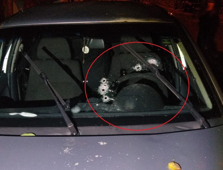 Tiros atingiram a vítima dentro do carro (Fotos: RP10)