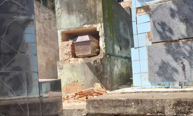 O jazigo teve uma das paredes quebradas e parte do caixão foi puxado (© Redes Sociais Reprodução)
