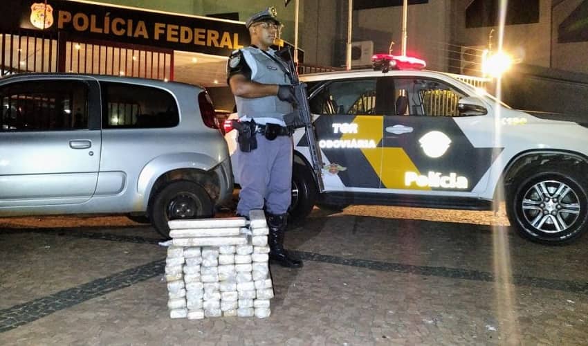 Polícia apreende 54 tabletes de maconha em carro