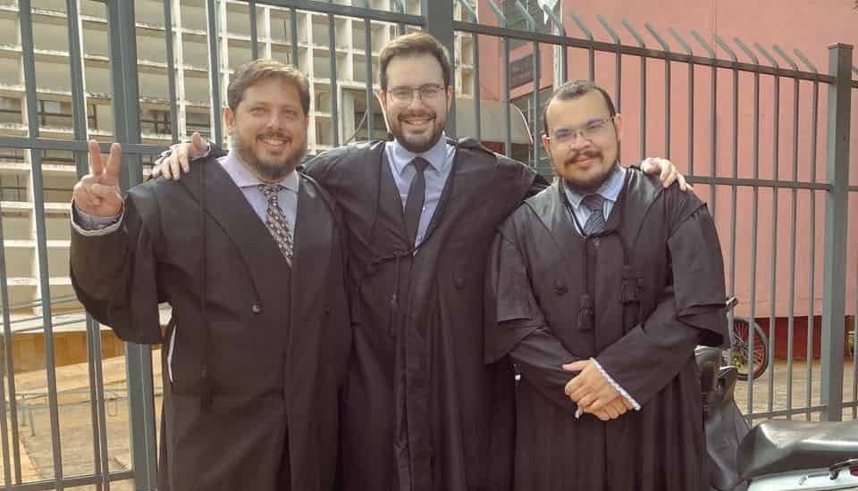 Advogados Flávio Batistella, Maycon Zuliani e Daniel Madeira que defenderam o réu no julgamento