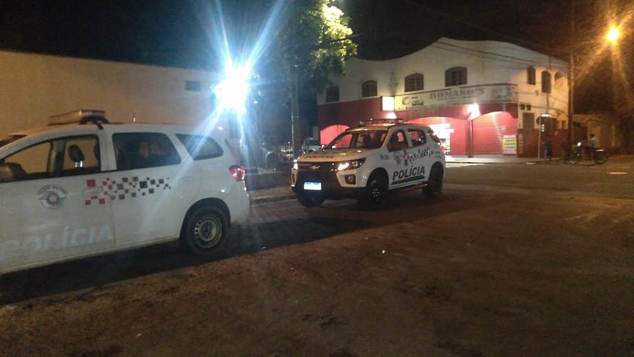Viaturas da PM realizam cerco após assalto em Araçatuba (Fotos: Silvio Romeiro/ Araçatuba Acontece