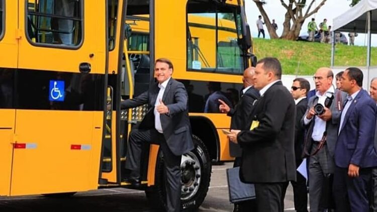 Bolsonaro durante entrega de ônibus escolares; Ministério da Educação é alvo de nova denúncia de corrupção - Divulgação/Ministério da Educação