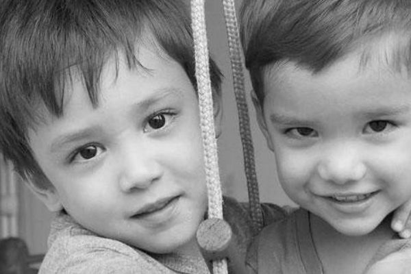 Augusto Imaizumi, de 3 anos, e o irmão Otávio Imaizumi, de 4 anos, morreram — Foto: Reprodução/Facebook