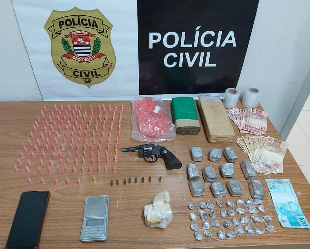 revólver e as drogas apreendidas pelo GOE em Araçatuba