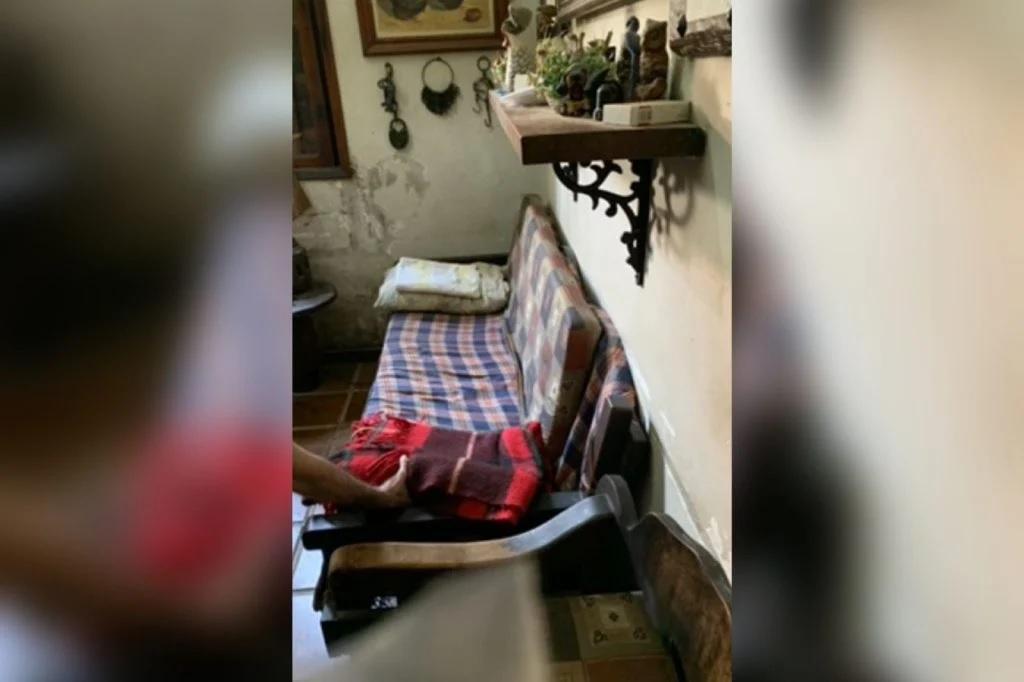 Idosa dormia em um sofá, em um espaço improvisado como dormitório