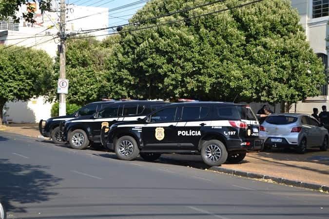 Viatura policial na frente da delegacia de Penápolis