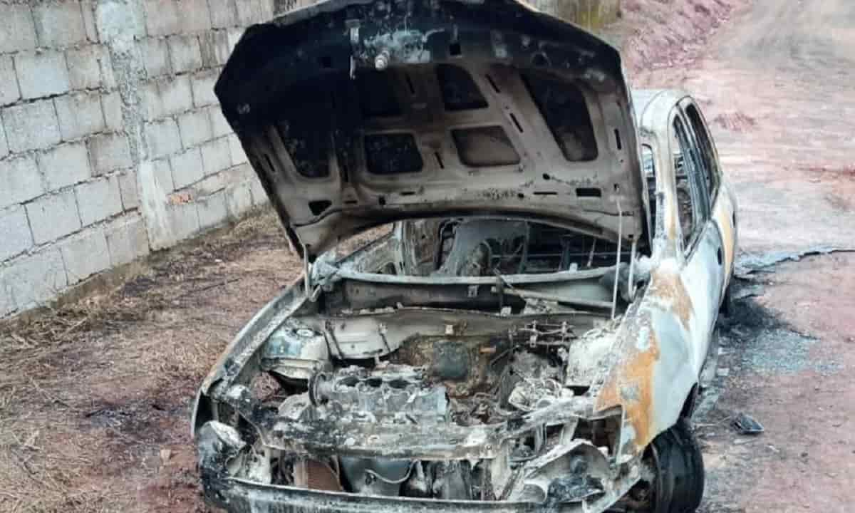 O carro queimado pela esposa após encontrar o marido com amantes (Crédito: Reprodução)