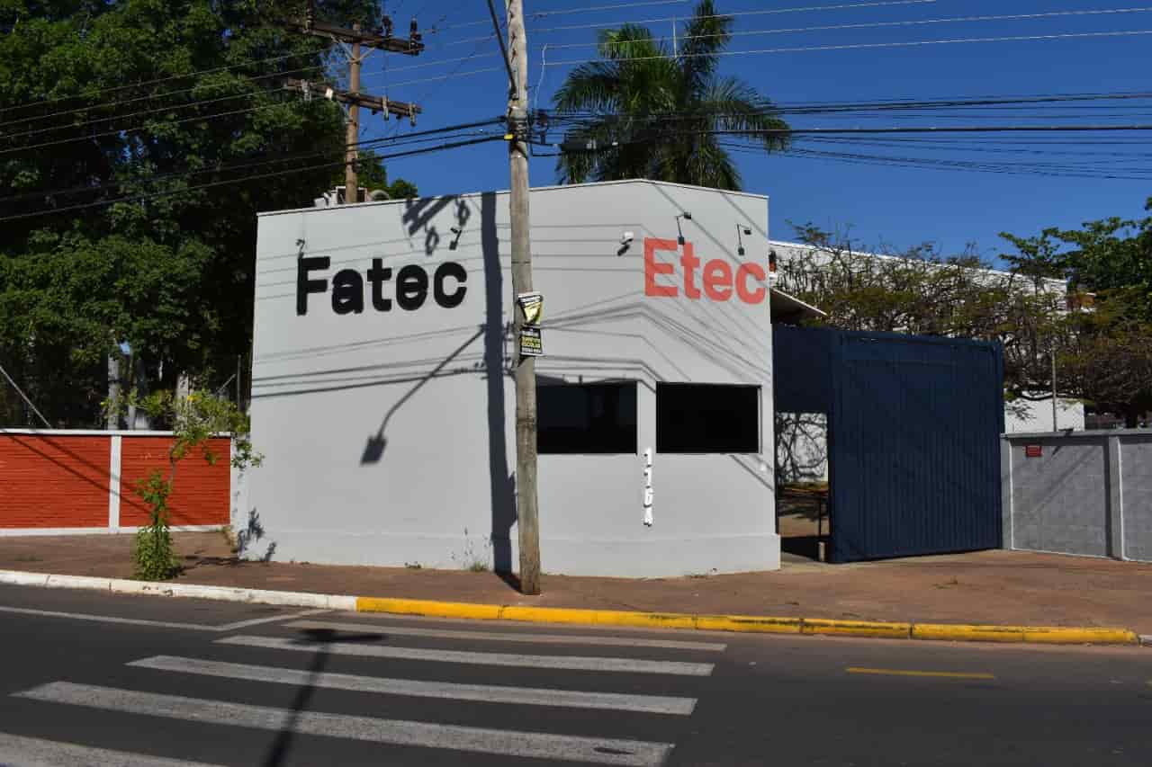 A Fatec Araçatuba fica na fica na Avenida Prestes Maia, 1764, no Jardim Ipanema.