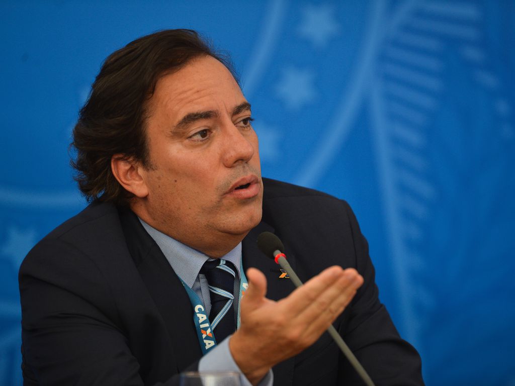 O presidente da Caixa Econômica Federal, Pedro Guimarães, fala à imprensa no Palácio do Planalto