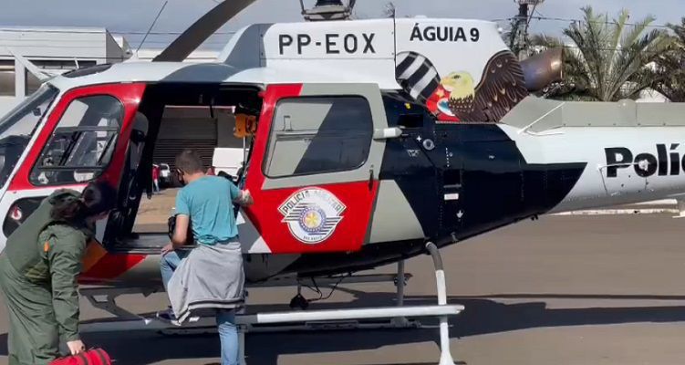 helicoptero aguia transporta paciente