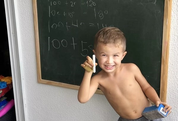 Filippo de Castro Morgado brinca de fazer cálculos em sua casa — Foto: Arquivo pessoal