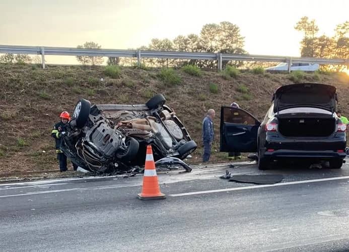 Acidente entre carros deixou três mortos em Meridiano (SP) — Foto: Região Noroeste/Divulgação
