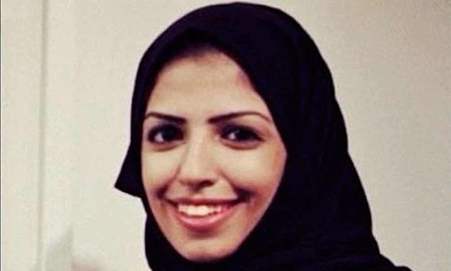 Salma al-Shehab estudava no Reino Unido e ao voltar para a Arábia Saudita, foi presa por ter Twitter, seguir e retuitar oposicionistas ao governo saudita Reprodução/Democracy Now