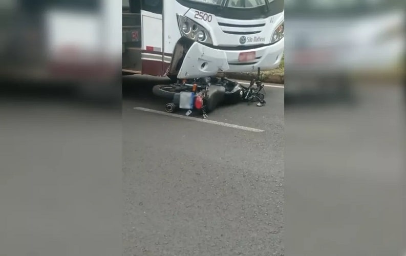Moto ficou debaixo do ônibus após o acidente — Foto: Arquivo Pessoal