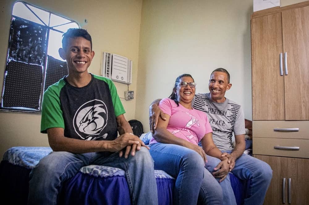 Alexis (28), Miriam (43) e Aldrix, 49, (à direita): Brasil representou período de mudanças, desafios e esperança para refugiados venezuelanos em Manaus (AM) (Foto: ACNUR/Felipe Irnaldo)