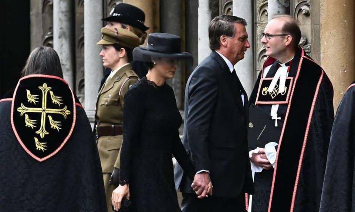 Jair e Michelle Bolsonaro no funeral da rainha