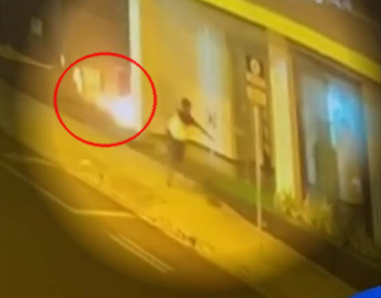 Câmeras registram momento em que  autor foge e deixa vítima em chamas