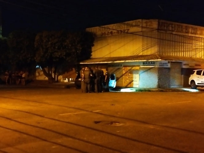 PM isolou o local da tentativa de homicídio ocorrida na noite desse sábado (15), no bairro São José (Foto: Alex Guru/ Araçatuba Facts)