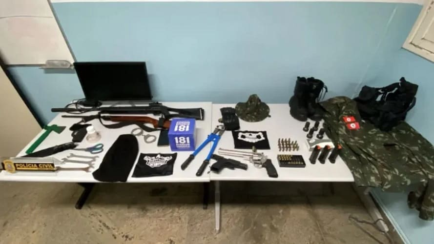 Armas usadas pelo atirador e apreendidas pela polícia (Divulgação / PCES)